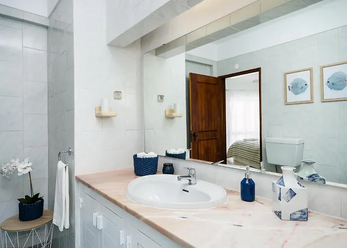 3-bed Clifftop House - Pool, Private Garden, Rooftop & Paddle Boards *