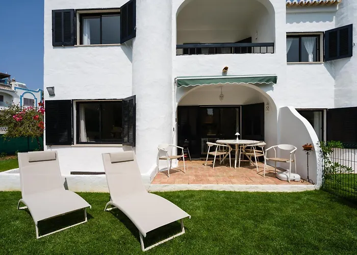 3-bed Clifftop House - Pool, Private Garden, Rooftop & Paddle Boards * Porches (Algarve)